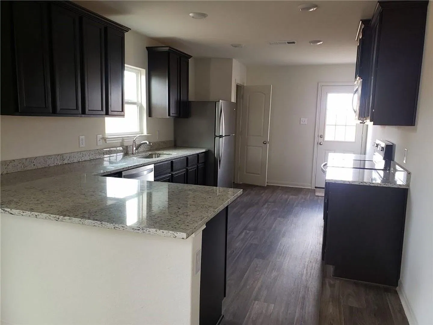 Corner Lot 4 Bed / 2 Bath in Stonebridge Crossing — Photo 4