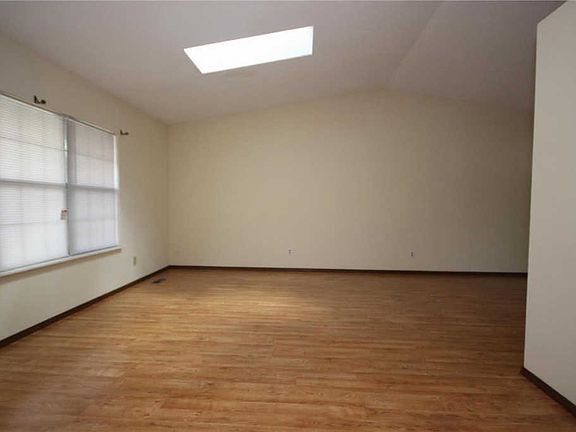 5th image of 525 Lenora Dr