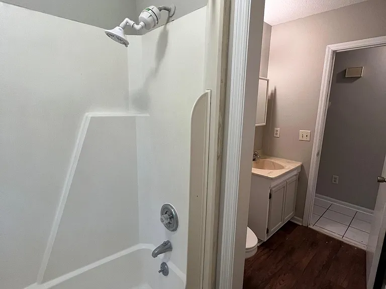 813 Robin Hood Trl — Photo 2