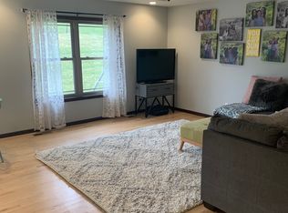 750 N 7th St, Central City, IA 52214