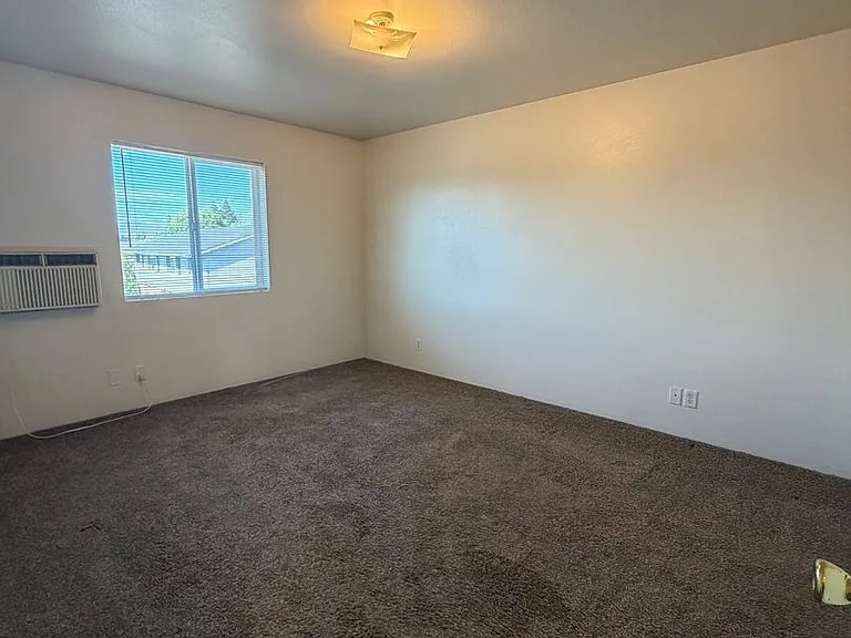 1049 W Lookingglass Rd — Photo 7