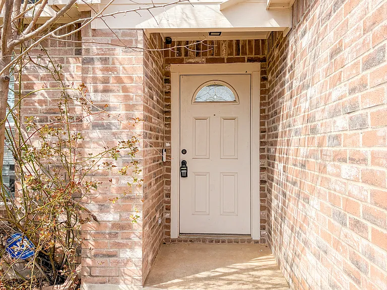 2909 Blackburn Dr — Photo 2