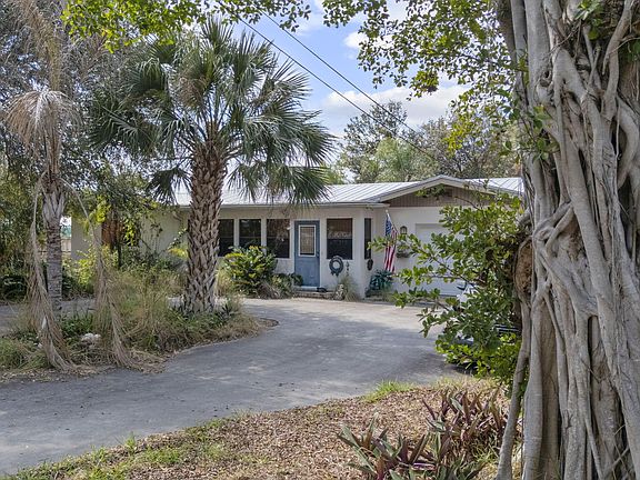 4th image of 764 SE Saint Lucie Boulevard