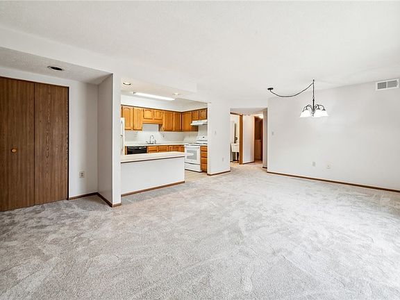 5th image of 613 Clubhouse Dr S