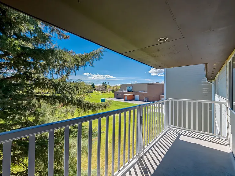 20 Berkeley Pl W — Photo 8