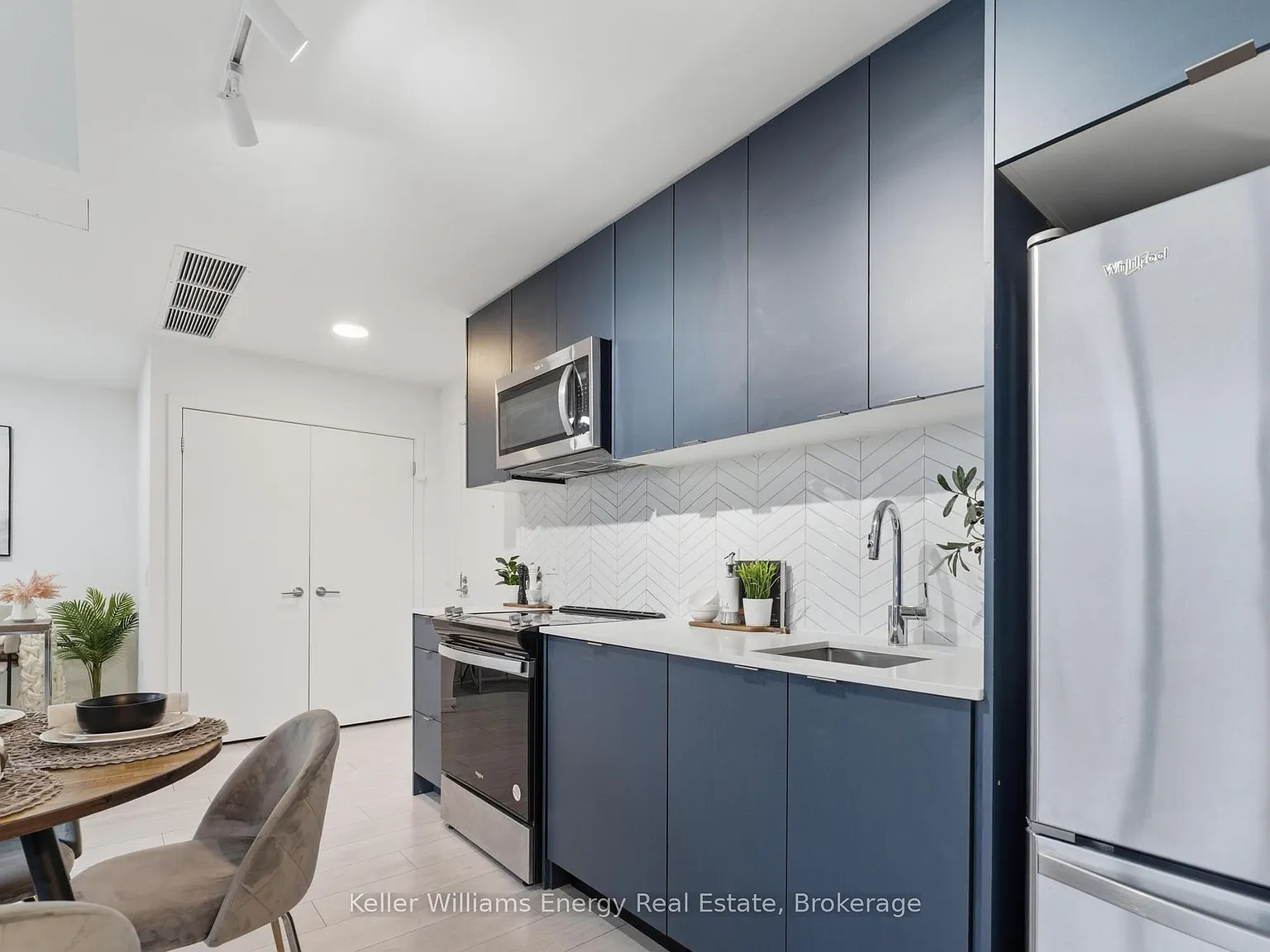 2 bed, $3,200 — Photo 4