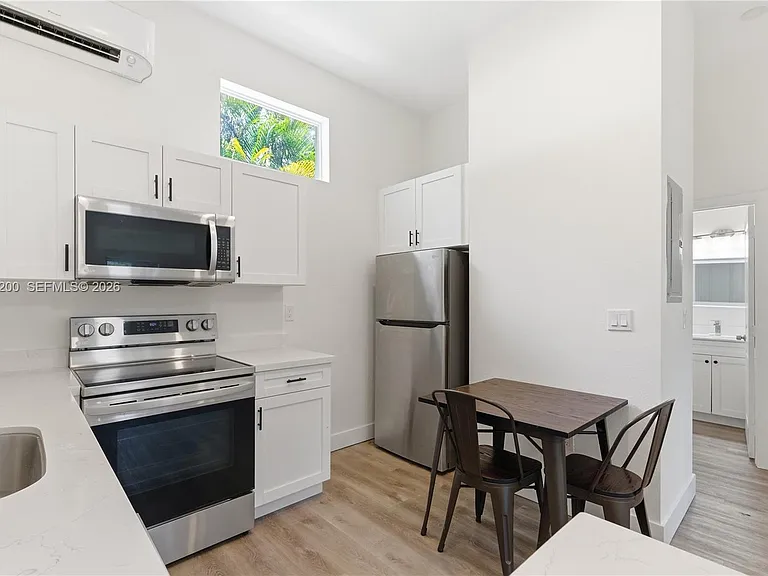 830 SE 14th St #2 — Photo 3