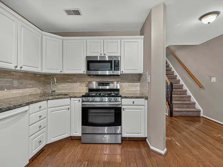 2140 Jordan Ct — Photo 6