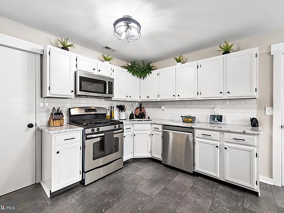 5th image of 125 New Hope St