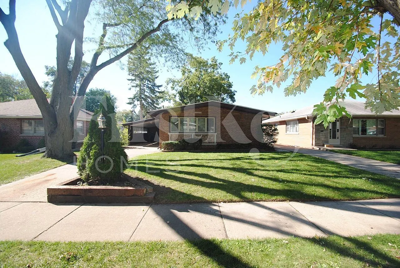 3 bed, 1.0 bath, 1196 sqft, $3,000 — Photo 1