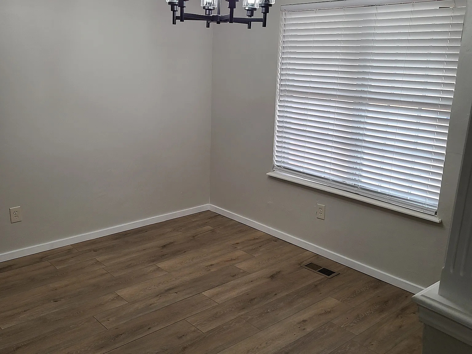 3 bed, 2.5 bath, 1800 sqft, $1,600 — Photo 3