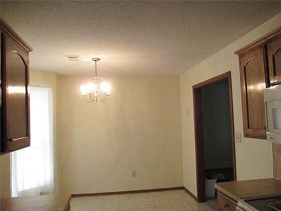 5th image of 3001 Martha Dr