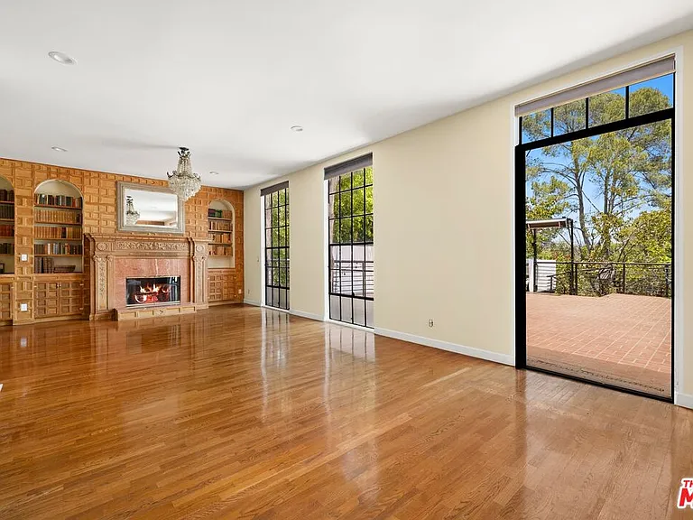 333 Dalehurst Ave — Photo 2