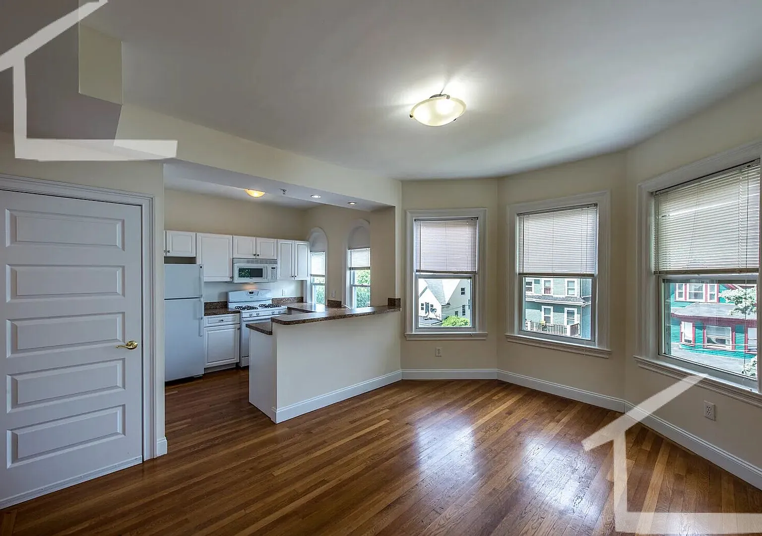 No Brokers Fee, Central Heat/AC, Convenient Location, Laundry on a Site — Photo 1