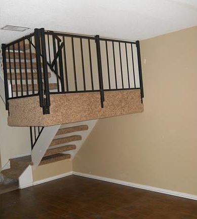 3rd image of 220 Angler Ave