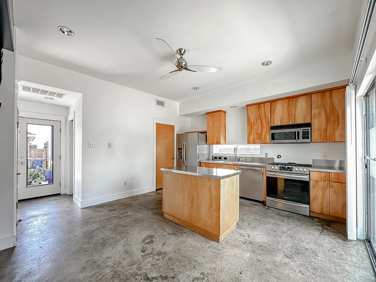 3 bed, 1656 sqft, $2,495 — Photo 4