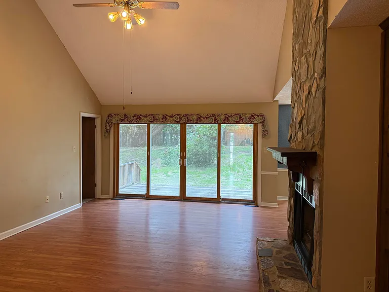 210 Suffolk Dr — Photo 5