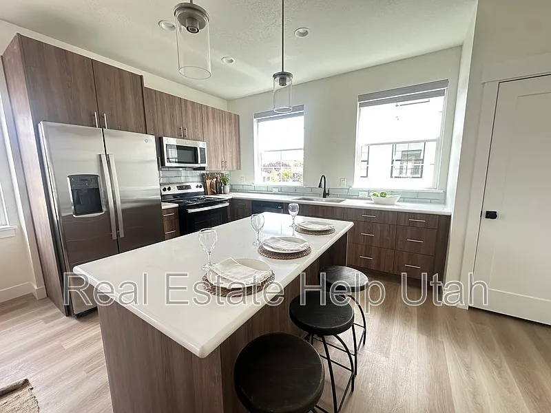 2 bed, 2.5 bath, 1600 sqft, $2,195 — Photo 1