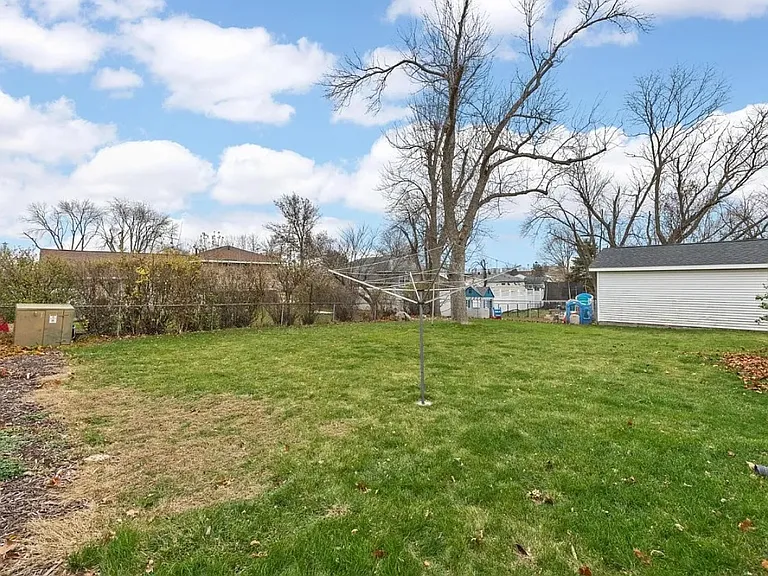 59 Fleetwood Rd NW — Photo 3