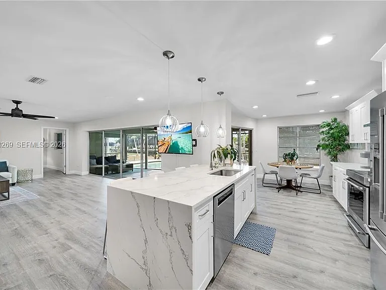 1138 N Lucerne Ave — Photo 5