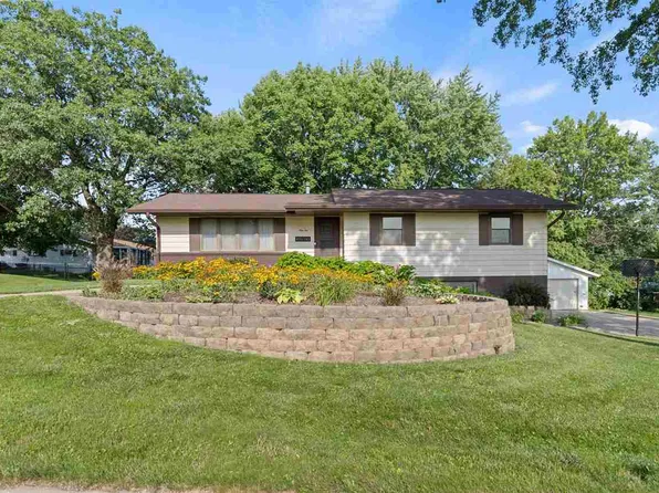 910 7th St, Kalona, IA 52247