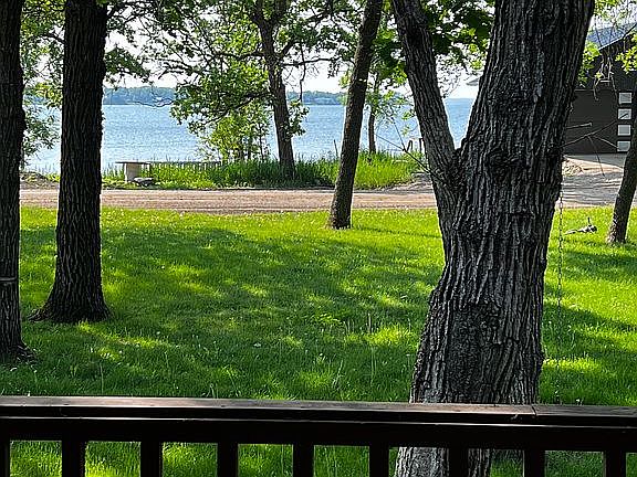 3rd image of 611 Oakwood Dr