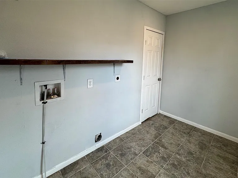 1402 Mardell St — Photo 15