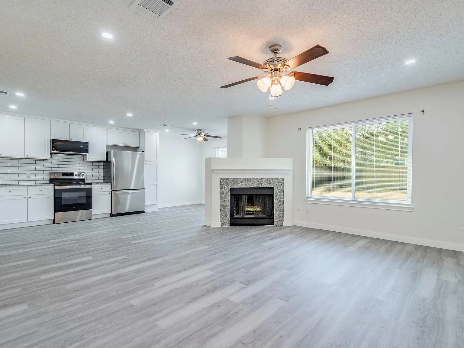 3 bed, 2.0 bath, 1305 sqft, $1,800 — Photo 4