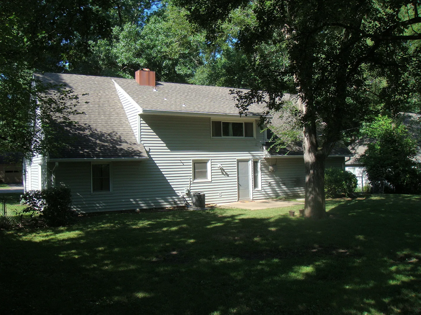Large 5 Bedroom Nall Hills Home — Photo 2
