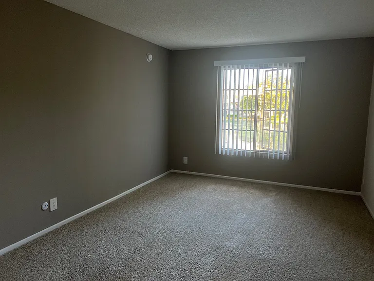 Versailles on the Lake Apartments — Photo 113