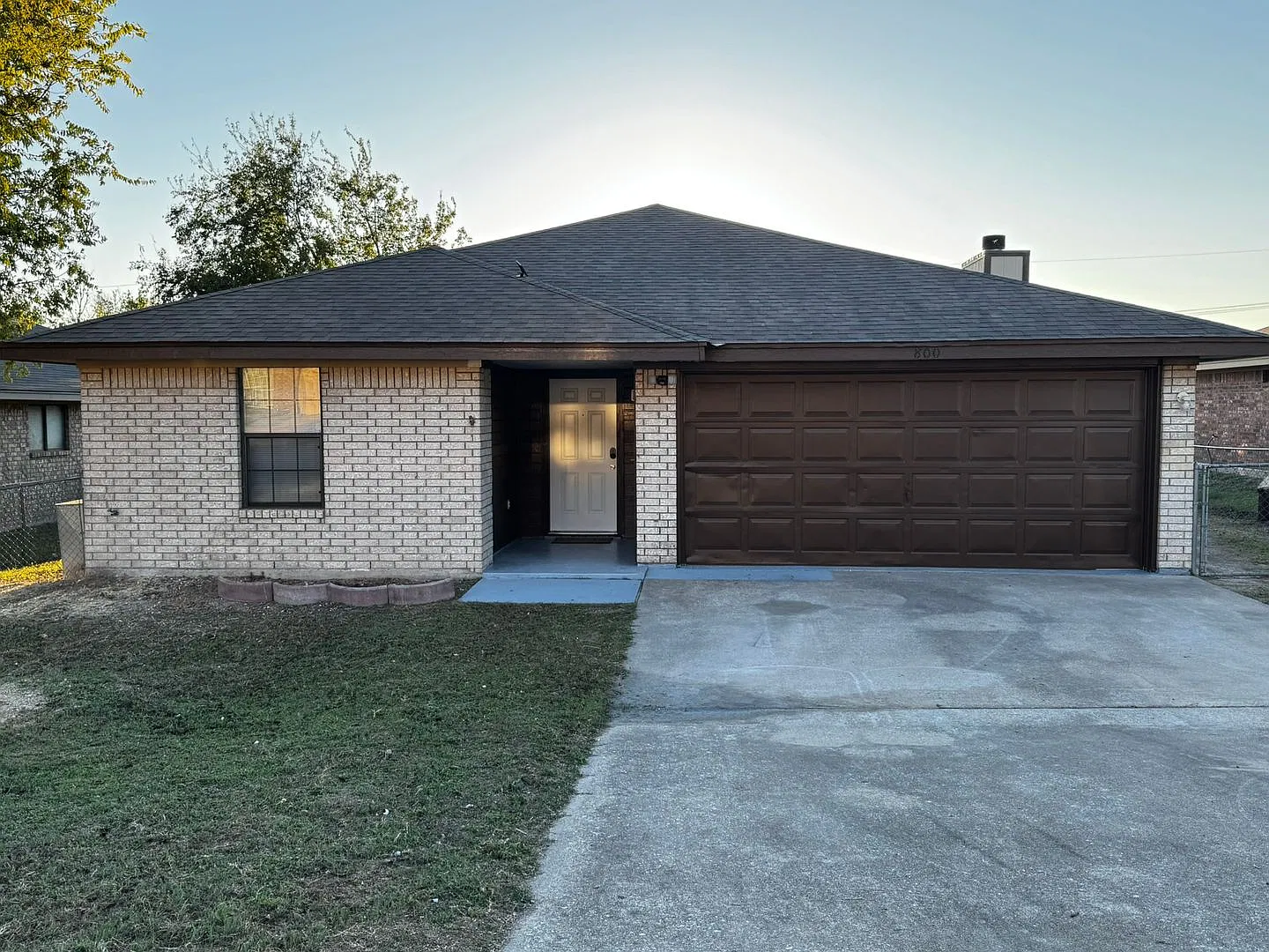 Remodeled 4 Bedroom 2 Bath Spacious Home — Photo 1