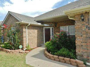 732 E Linden Ln, Mustang, OK 73064