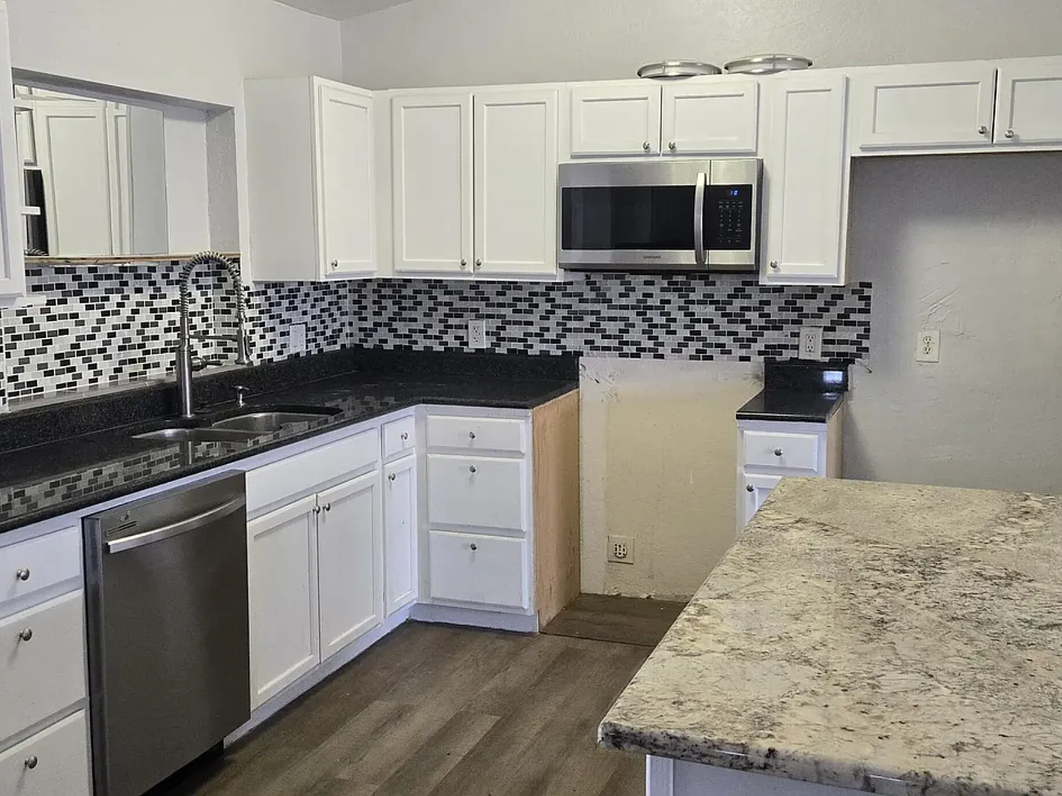 3 bed, 1358 sqft, $1,395 — Photo 2