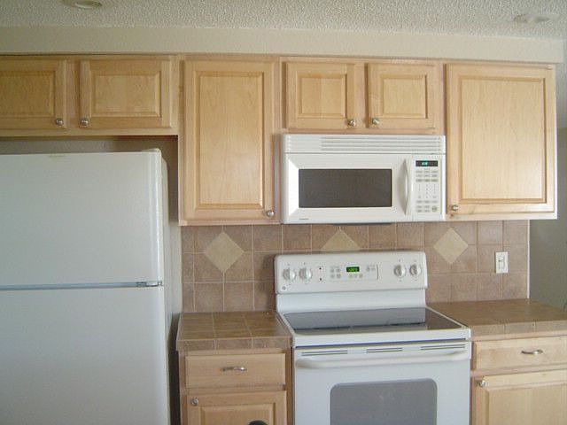 Updated Kitchen-Virtual Tour at www.floridarealestateadvisors.com
