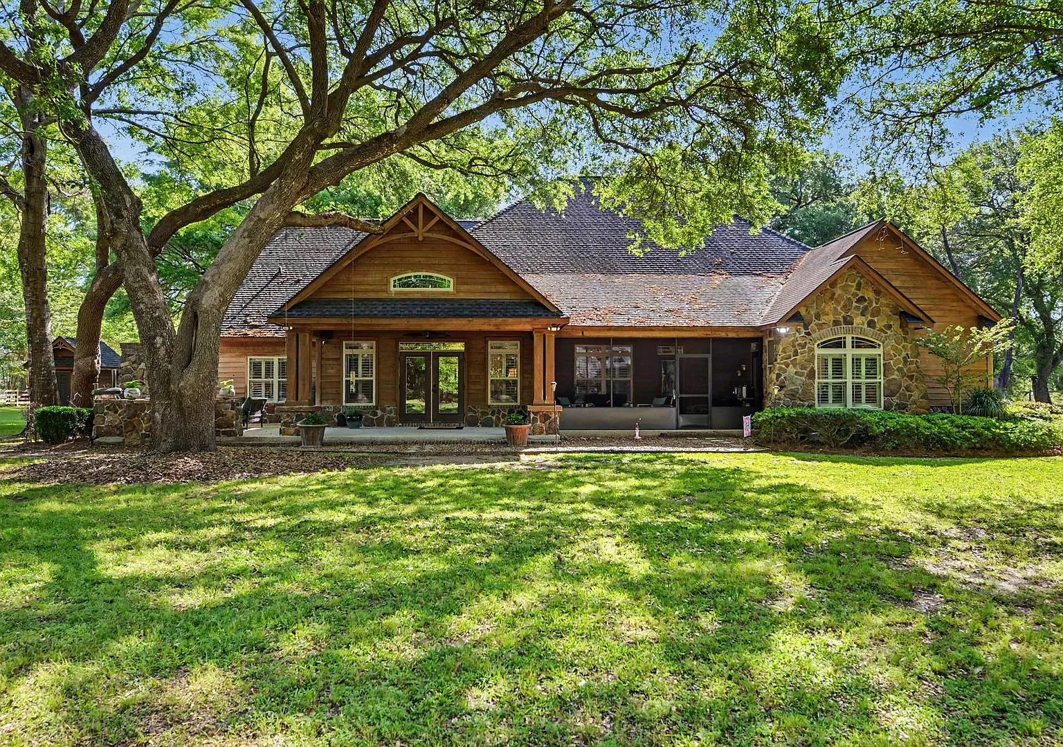 Custom built 2 bed 6 bath on 2.5 acres — Photo 1