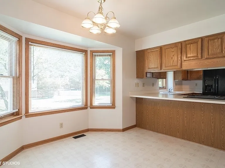 106 E Fox Rd — Photo 7