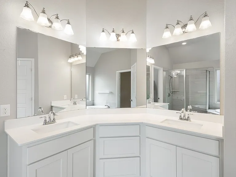 2434 Valencia Crst — Photo 1