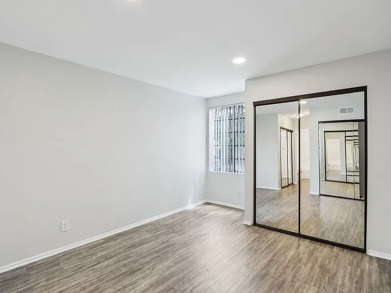 5235 Kester Ave — Photo 19