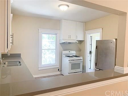 4th image of 471 N El Molino Ave #1
