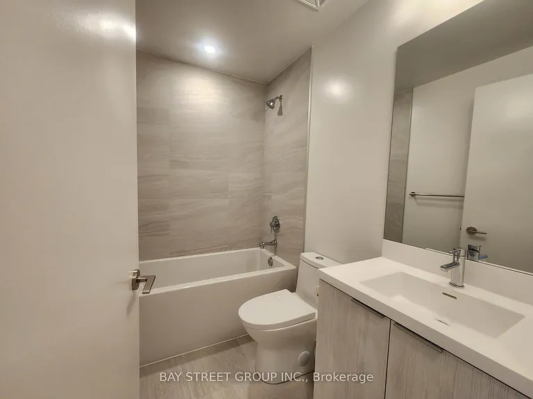 400 King St W #829 — Photo 13