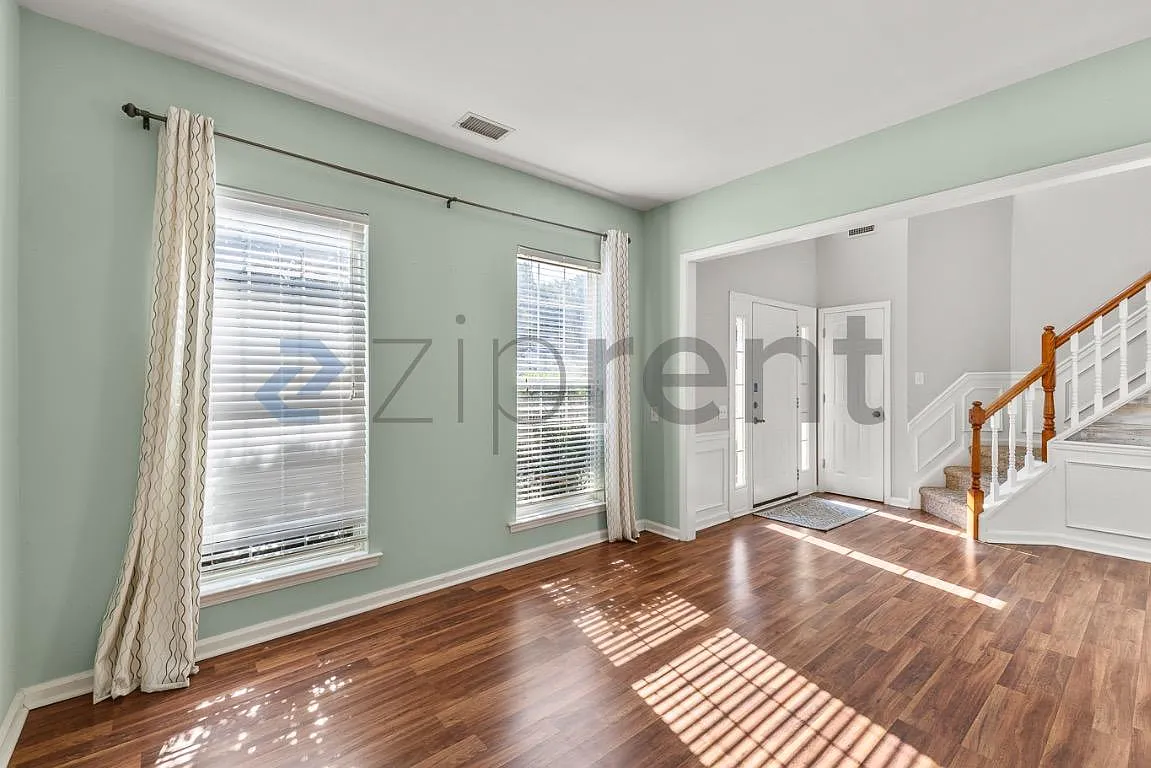 3 bed, 2.5 bath, 2200 sqft, $2,400 — Photo 3