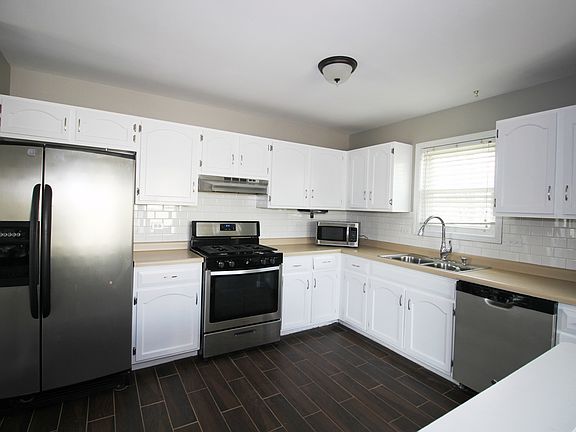 4th image of 209 N Lancaster Dr