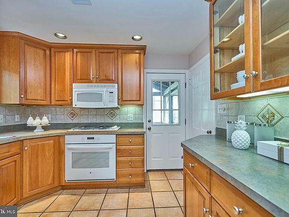 5th image of 509 N Oxford St