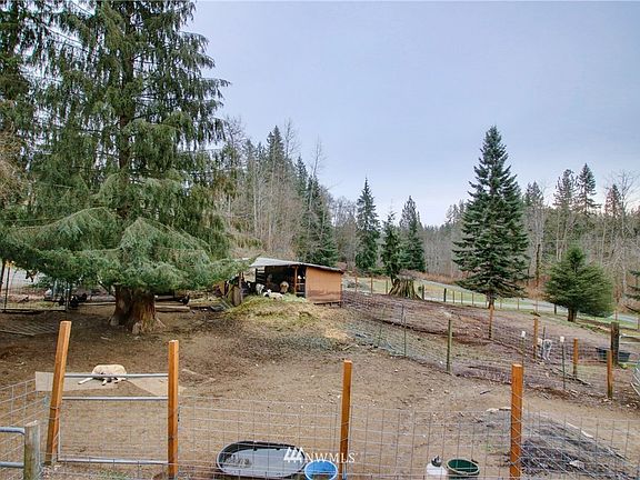 2 stall barn and loafing area. 
