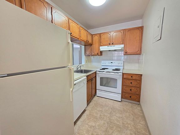 5th image of 2845 Broadway St APT 201