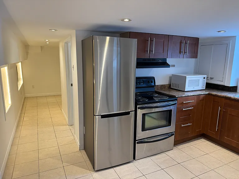 2A Tiverton Ave #2A — Photo 11
