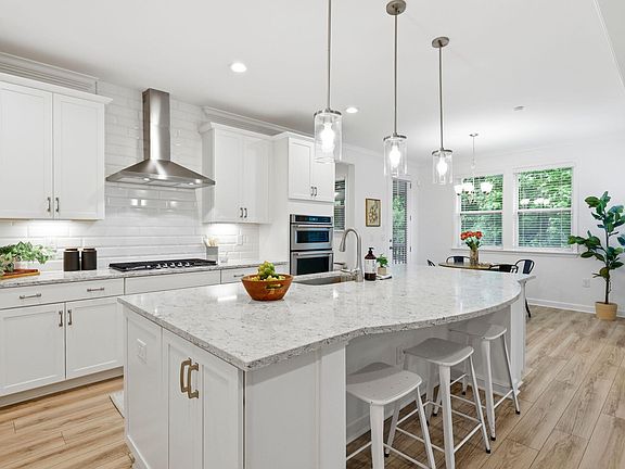 2nd image of 1121 Manchaca Loop