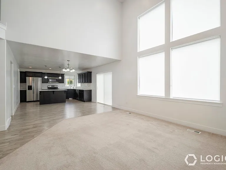 164 N Valcrest Dr — Photo 4