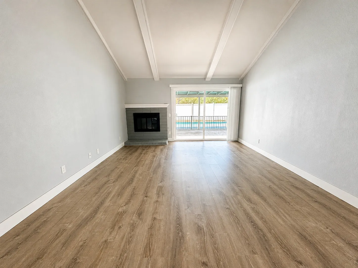 4 bed, 1387 sqft, $4,445 — Photo 4