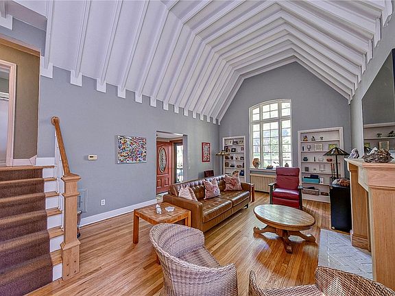 4th image of 165 W Hutchinson Ave